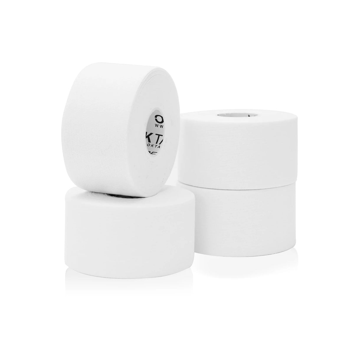 Une pile de rouleaux de ruban sportif blanc pour le soutien et la récupération des articulations.