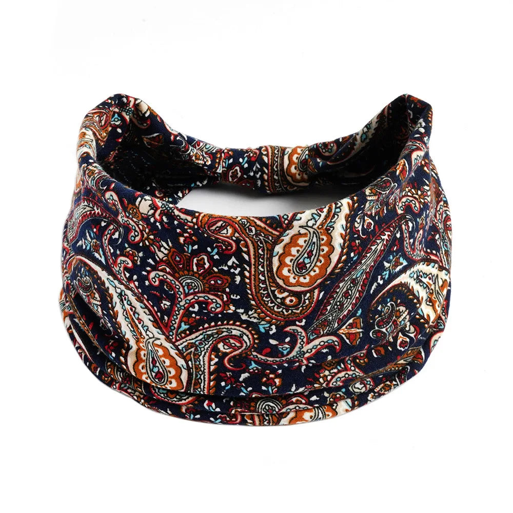 Dunkelblaue und braune Paisley-Muster-Yoga-Stirnband mit breitem Rand.