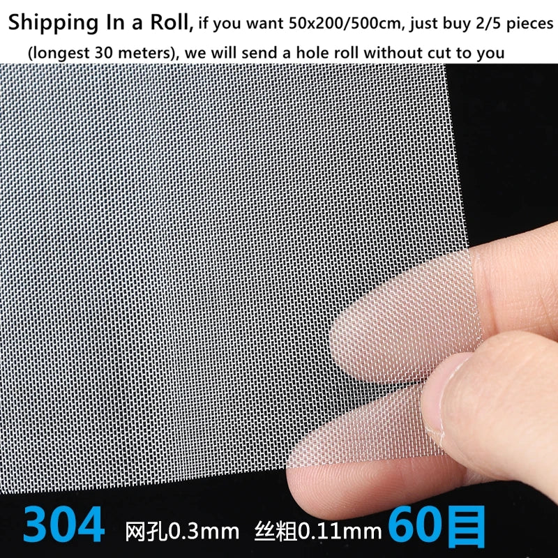 Vue rapprochée d'une grille de fil de fer en acier inoxydable 304 grise tenue par une main.