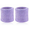 Une paire de bracelets de sport violets et duveteux pour vêtements de sport.