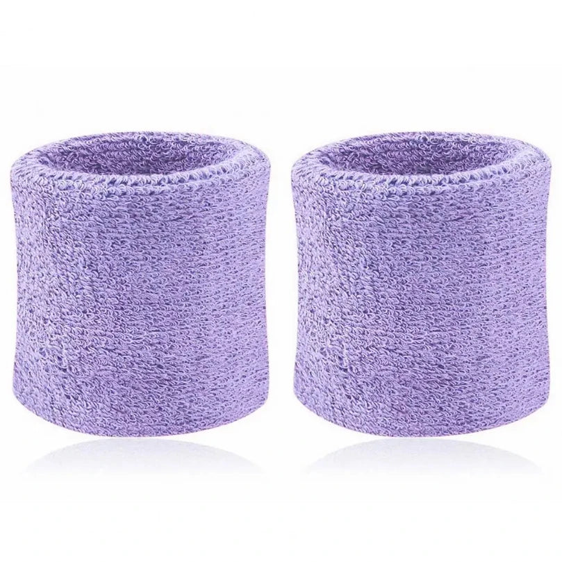 Une paire de bracelets de sport violets et duveteux pour vêtements de sport.