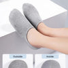 Une paire de chaussettes sans couture grises sur un pied, avec des gros plans montrant l'extérieur et l'intérieur.