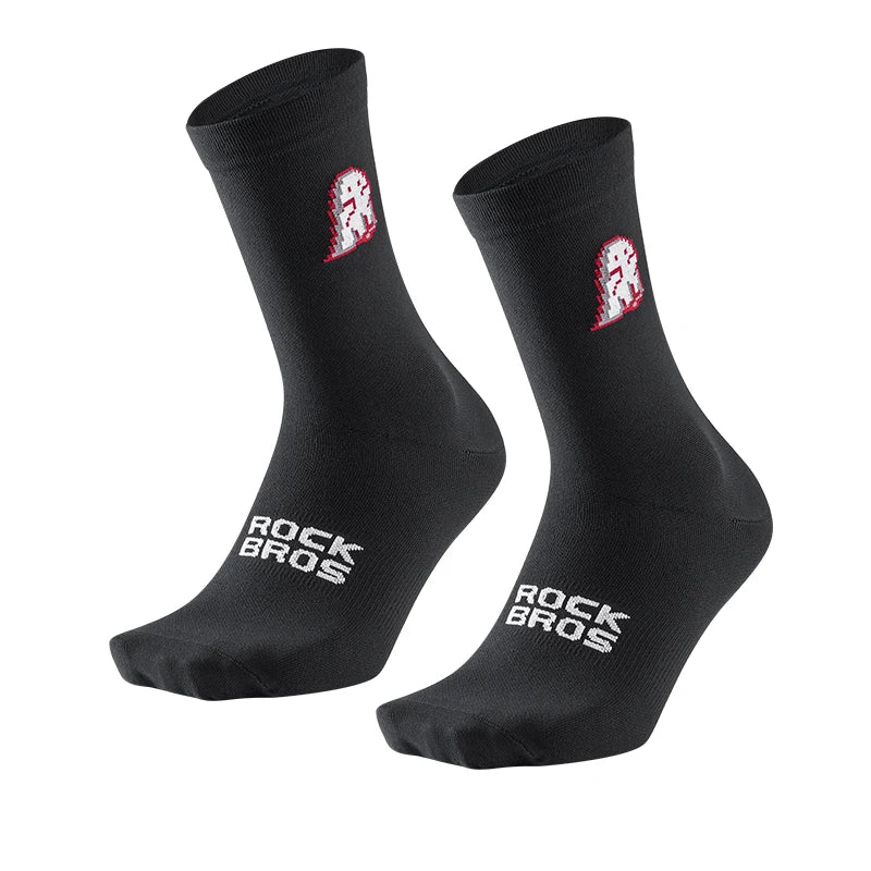 Ein Paar schwarze Stricksocken mit rotem und weißem Logo-Design am Fersenbereich.