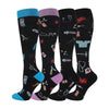 Un ensemble de chaussettes de compression noires avec des motifs colorés et des protège-orteils.