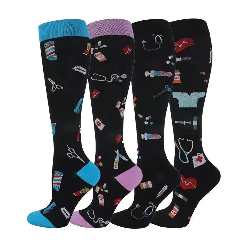 Un ensemble de chaussettes de compression noires avec des motifs colorés et des protège-orteils.