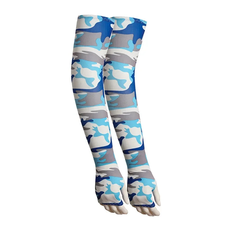 Unisex-Kühlärmel mit Camouflage-Muster aus blauen und grauen abstrakten Formen.