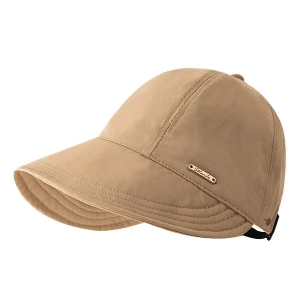 Gorra de béisbol beige con ala ancha para protección UV, vista de lado.