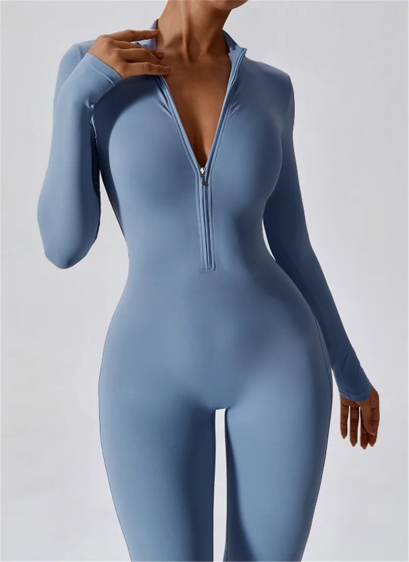 Modelin trägt einen langärmeligen, hellblauen, eng anliegenden Zip-Overall.