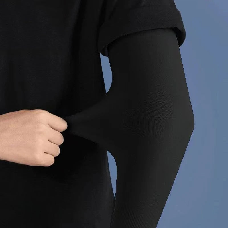 Nahaufnahme eines schwarzen Langarmshirts mit eissilberner Kühl-UV-Schutz-Stoff.