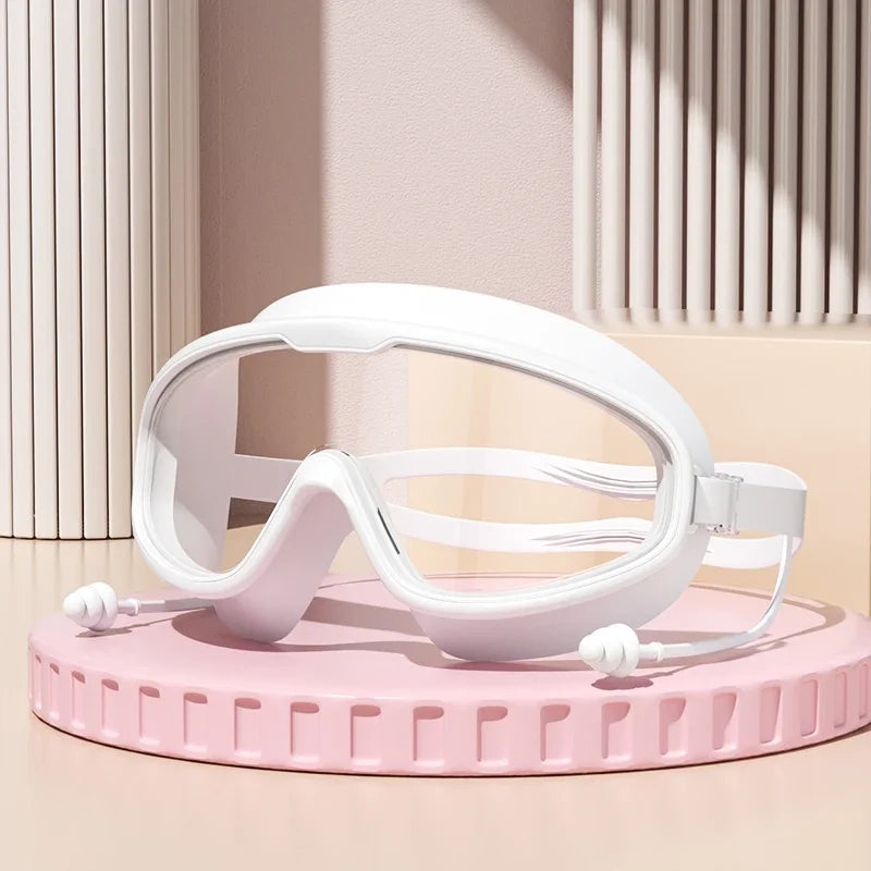 Gafas de natación blancas antiempañante sobre un soporte circular rosa.
