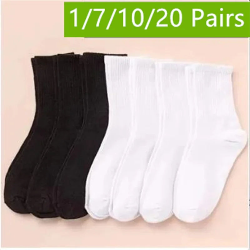 Un ensemble de paires de chaussettes en tricot respirantes noires et blanches, mi-mollet.