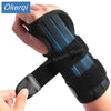 Eine Hand trägt einen schwarzen und blauen orthopädischen Kompressions-Wrist-Verband zur Schmerzlinderung.