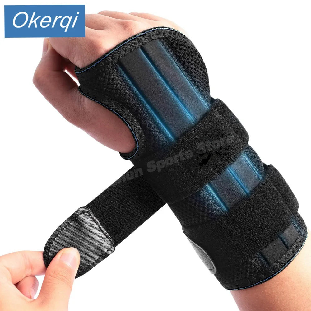 Eine Hand trägt einen schwarzen und blauen orthopädischen Kompressions-Wrist-Verband zur Schmerzlinderung.
