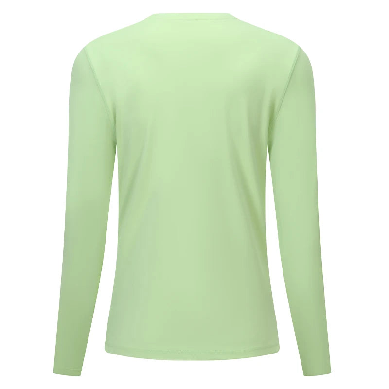 Una camiseta deportiva de manga larga color verde claro para yoga o correr.