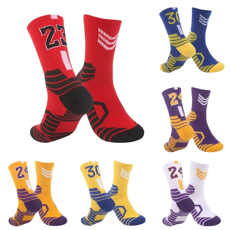Eine Kollektion von dicken Basketballsocken für Herren in verschiedenen Farben und Mustern.
