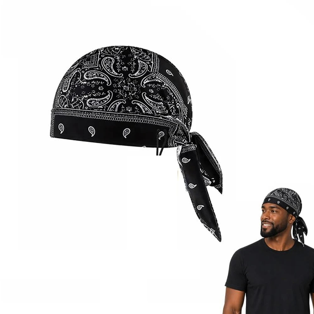 Bonnet/foulard à paisley noir plié et exposé sur fond blanc.