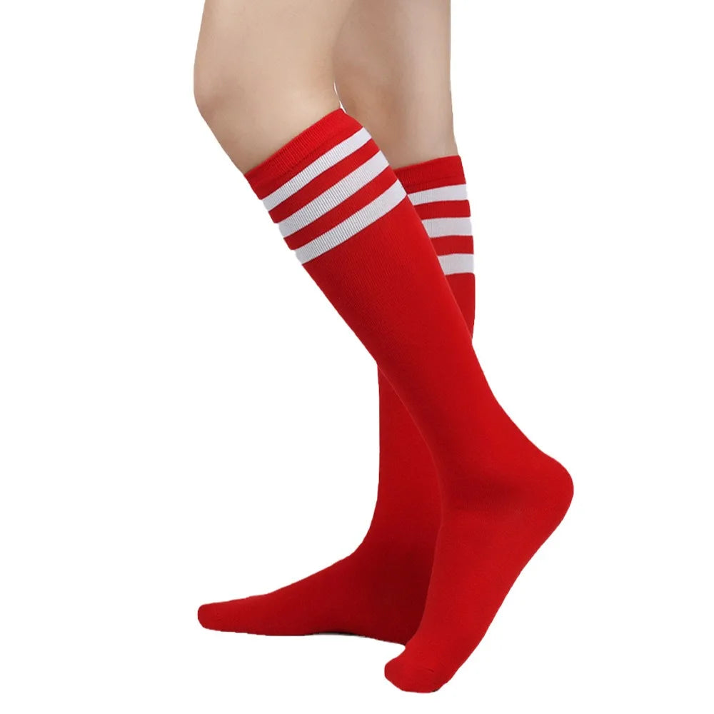 Calcetas hasta el muslo a rayas rojas con dobladillo y diseño por encima de la rodilla