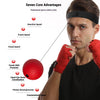 Un homme portant un bandeau noir et des gants rouges démontre sept avantages clés d'une balle de réaction rapide pour l'entra