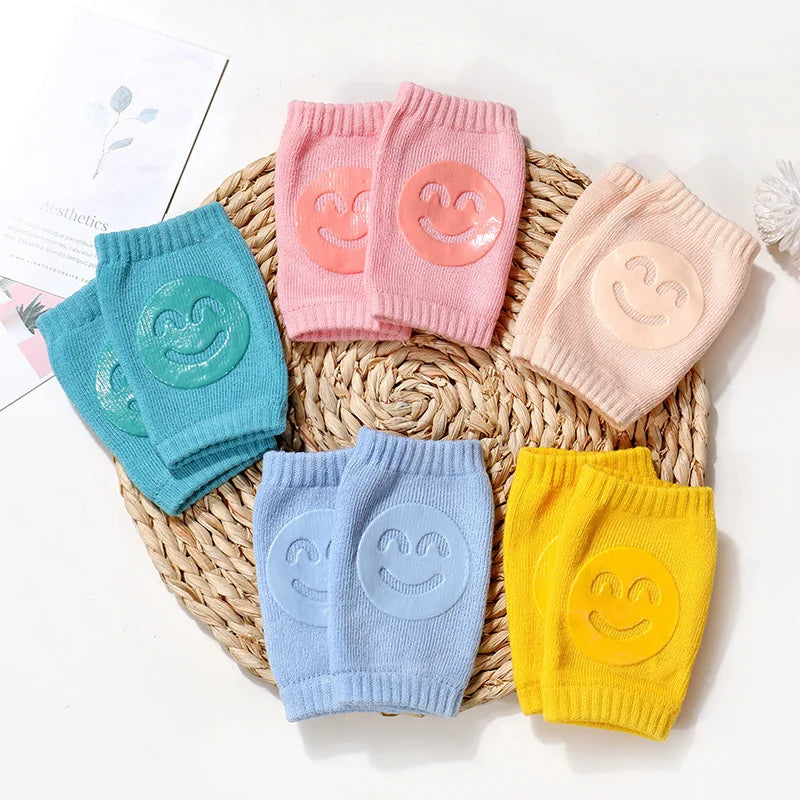 Eine Sammlung weicher elastischer Wadenwärmer in Rosa, Türkis, Lavendel und Gelb auf einem gewebten Matten