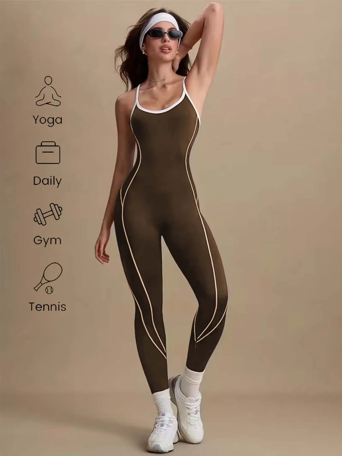 Eine Frau trägt einen dunkel olivgrünen Colorblock-Yoga-Jumpsuit und weiße Sportschuhe.
