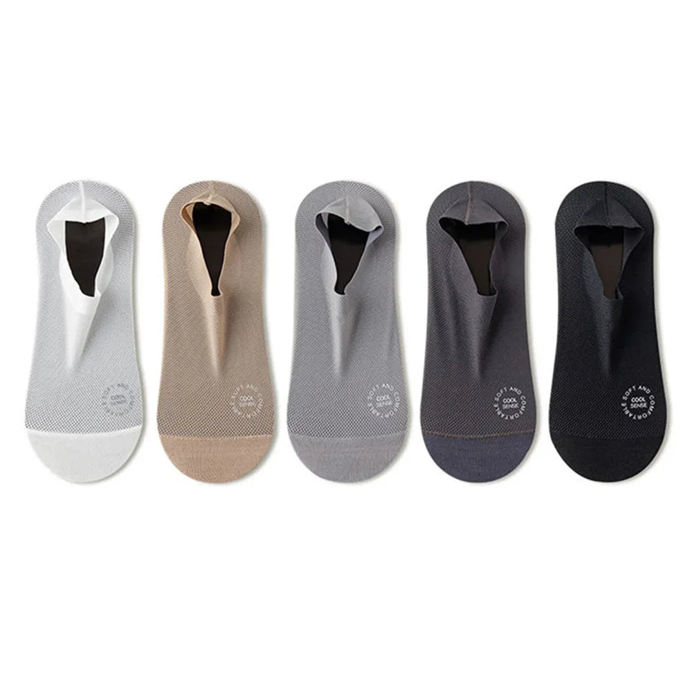 Cinq paires de chaussettes en maille antidérapantes pour hommes, dans diverses couleurs comme le gris, le beige et le noir.