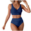 Un modèle porte un maillot de bain deux pièces nageur bleu marine taille haute et froncé.