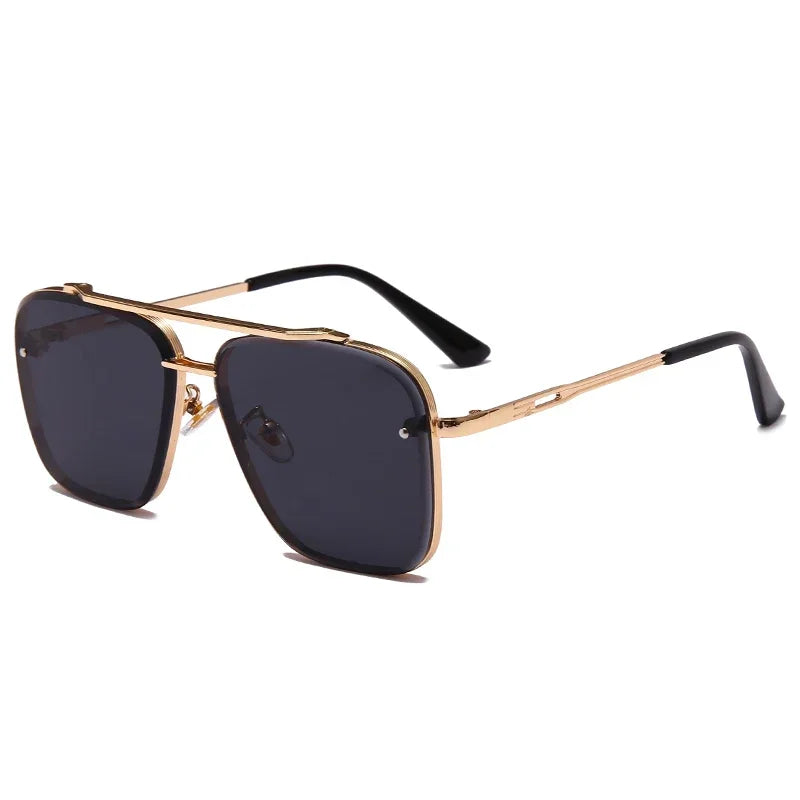 Gafas cuadradas clásicas de metal con lentes oscuros y montura dorada.