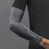 Primer plano de una manga protectora solar de seda de hielo gris de Rockbros puesta en un brazo.
