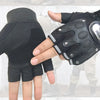Eine Hand trägt einen schwarzen taktischen Fahrradhandschuh mit silbernem Logo.