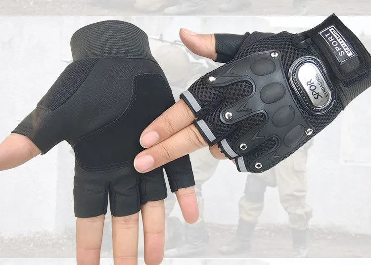Eine Hand trägt einen schwarzen taktischen Fahrradhandschuh mit silbernem Logo.