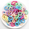 Haufen bunter Nylon-Elastik-Haargummis in verschiedenen Rosa-, Lila-, Blau- und Grüntönen