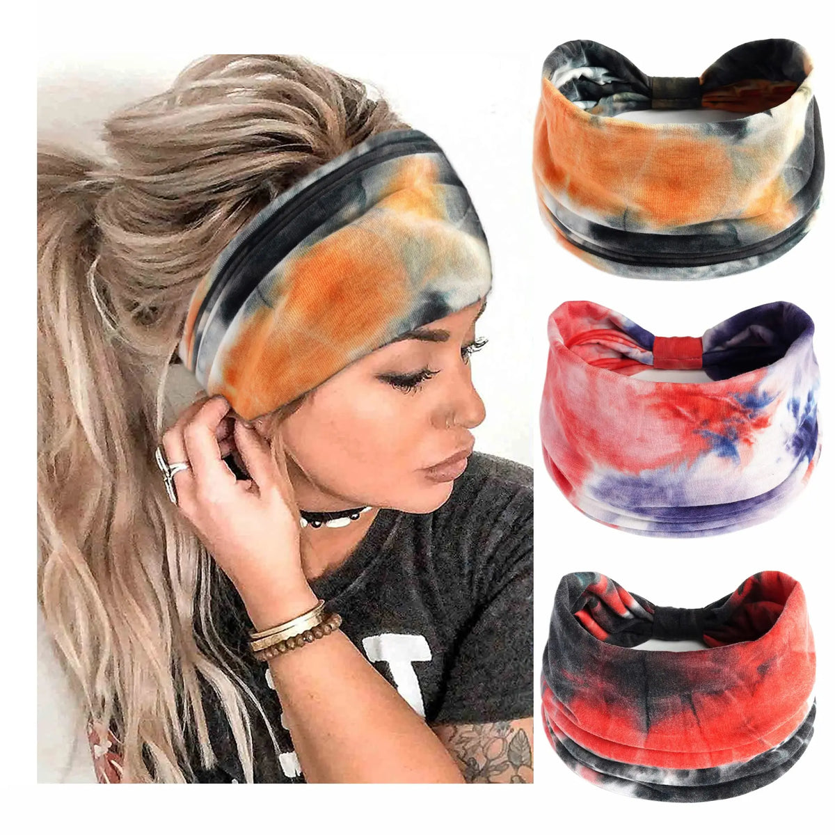 Une femme modèle des bandeaux en coton tie-dye orange et bleu sur ses cheveux.
