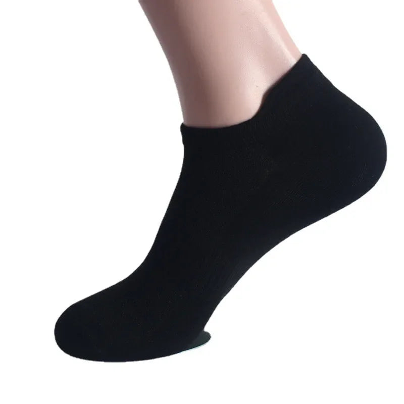 Schwarze Knöchelsocken auf einem Fuß eines Menschen.