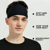 Männliches Model trägt ein schwarzes feuchtigkeitsableitendes Sport-Headband auf der Stirn.