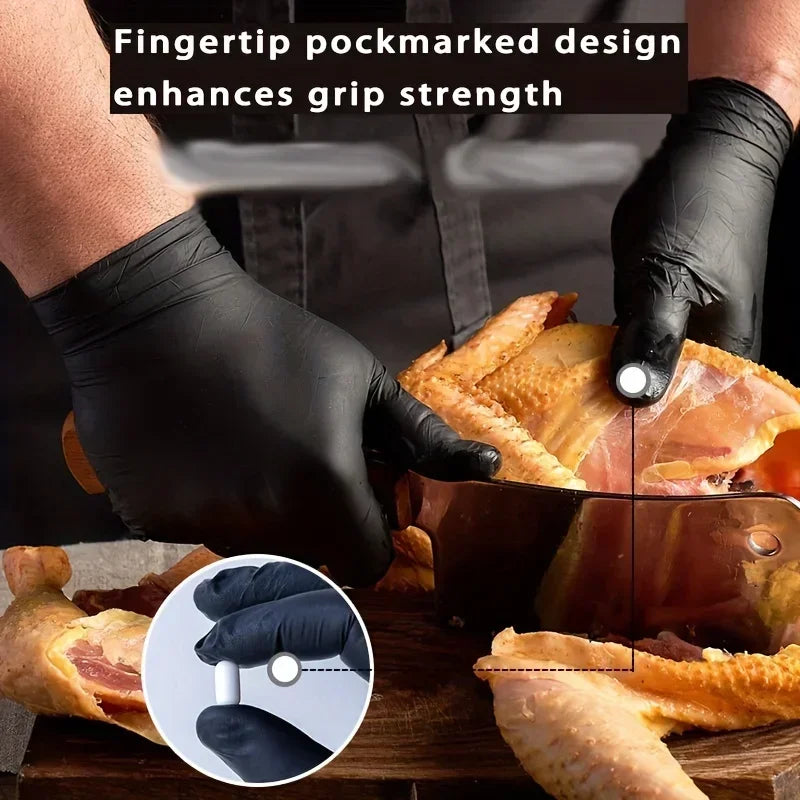 Une main portant un gant nitrile noir agrippe un motif sur le bout d'un doigt d'un aliment.