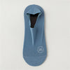 Chaussette filet bleu clair antidérapante pour homme, pliée et présentée sur fond blanc.