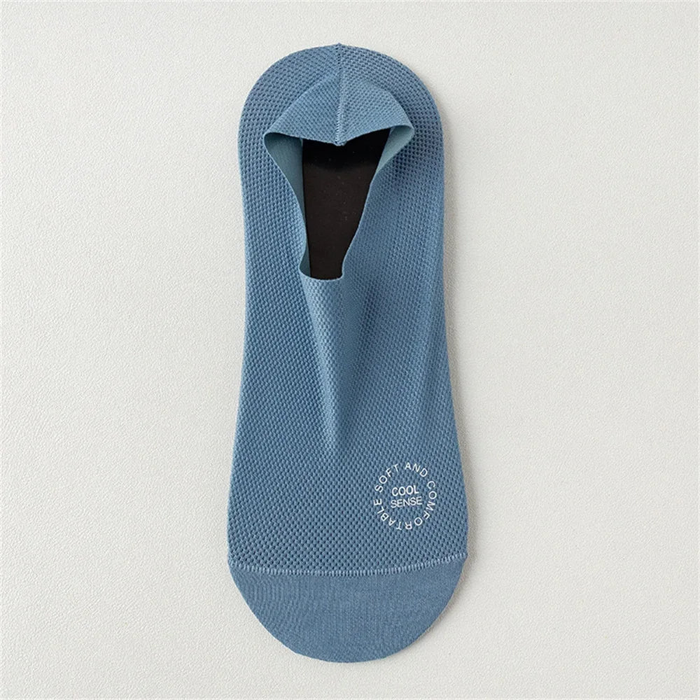 Chaussette filet bleu clair antidérapante pour homme, pliée et présentée sur fond blanc.