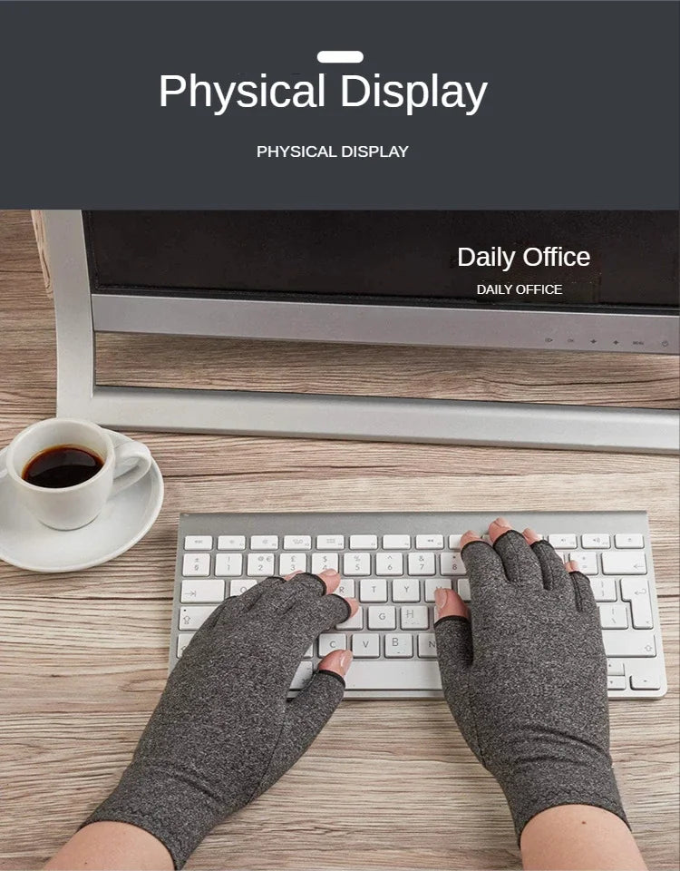 Ein Paar grauer Kompressionshandschuhe zum Wrist-Support liegt auf einer Laptop-Tastatur vor einem Monitor.