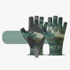 Une paire de gants de pêche camouflage montrée sur un fond clair.