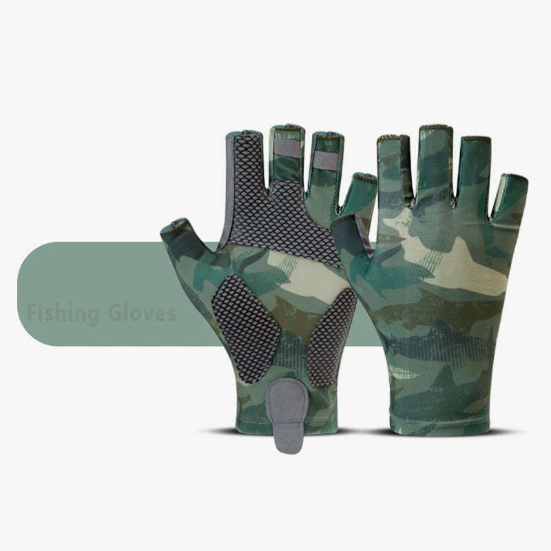 Une paire de gants de pêche camouflage montrée sur un fond clair.