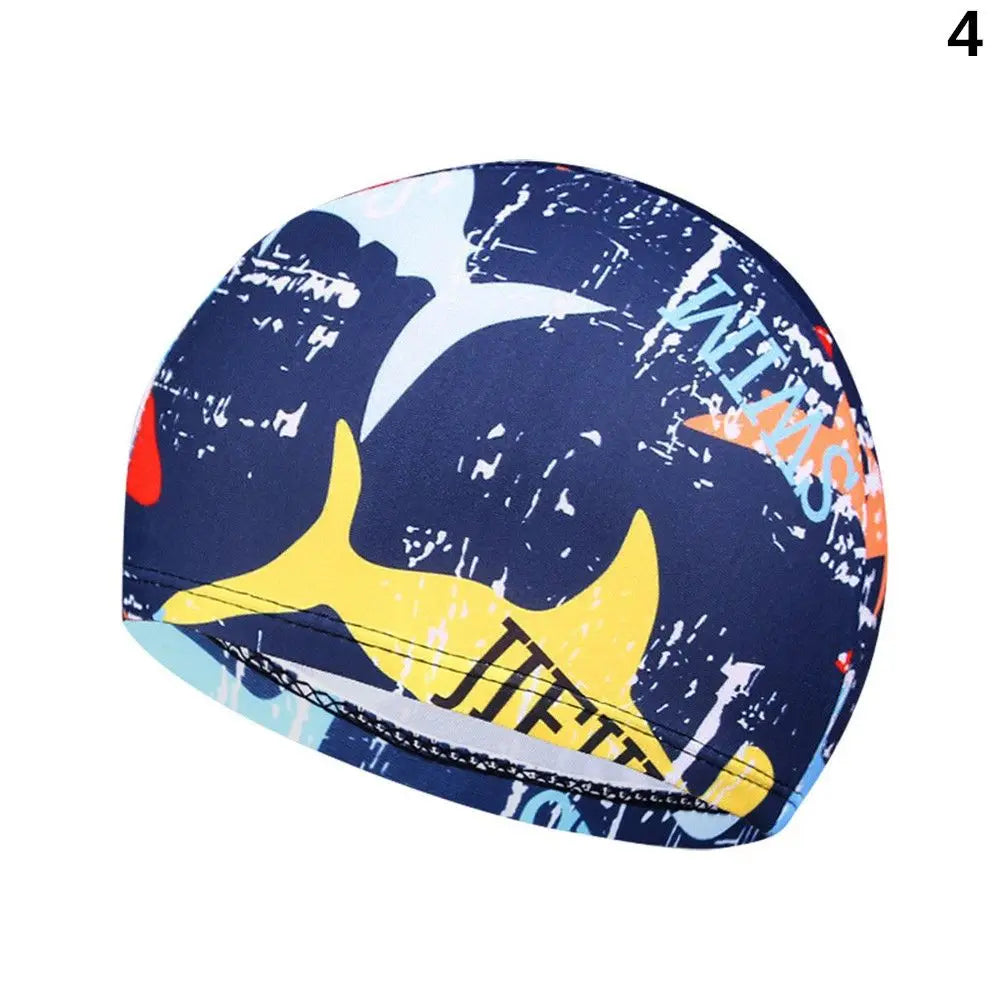 Bonnet de bain bleu foncé avec motif abstrait blanc et orange, vu de profil.