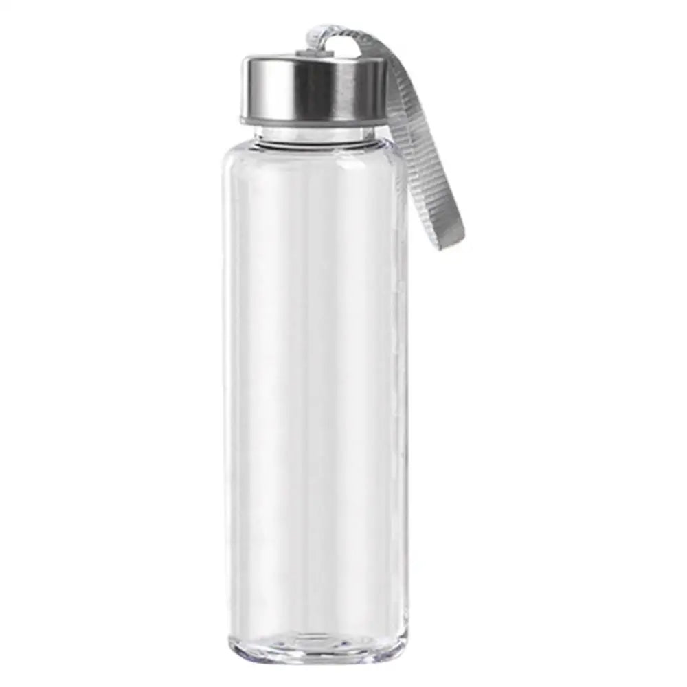 Bouteille d'eau sportive en plastique transparent avec un cap argenté et une gaine protectrice rayée