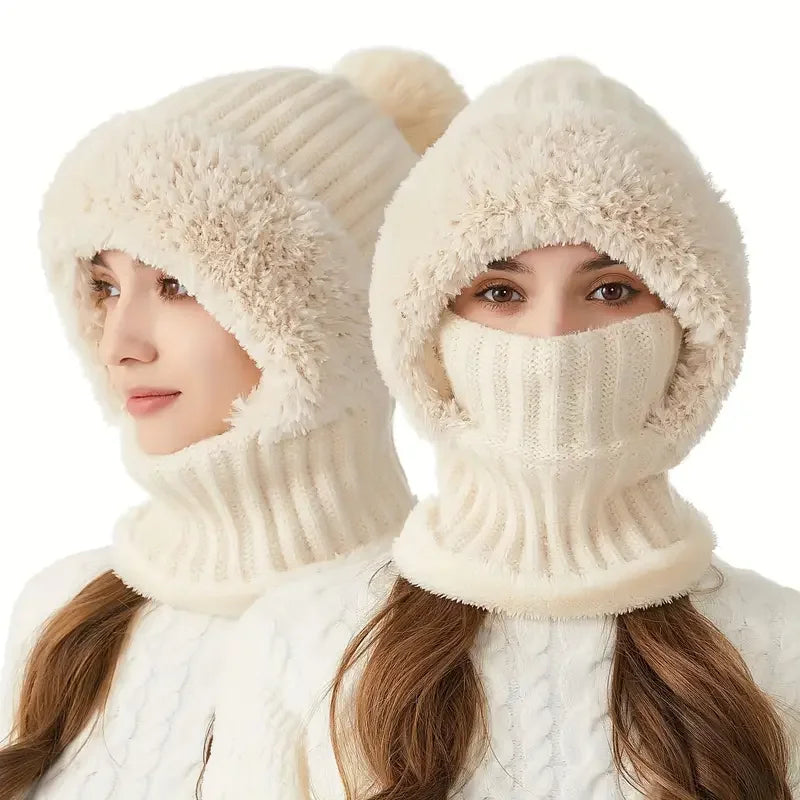 Eine Frau trägt eine cremefarbene Thermounterwäsche-Fleece-Mütze mit winddichten Ohrenabdeckungen.