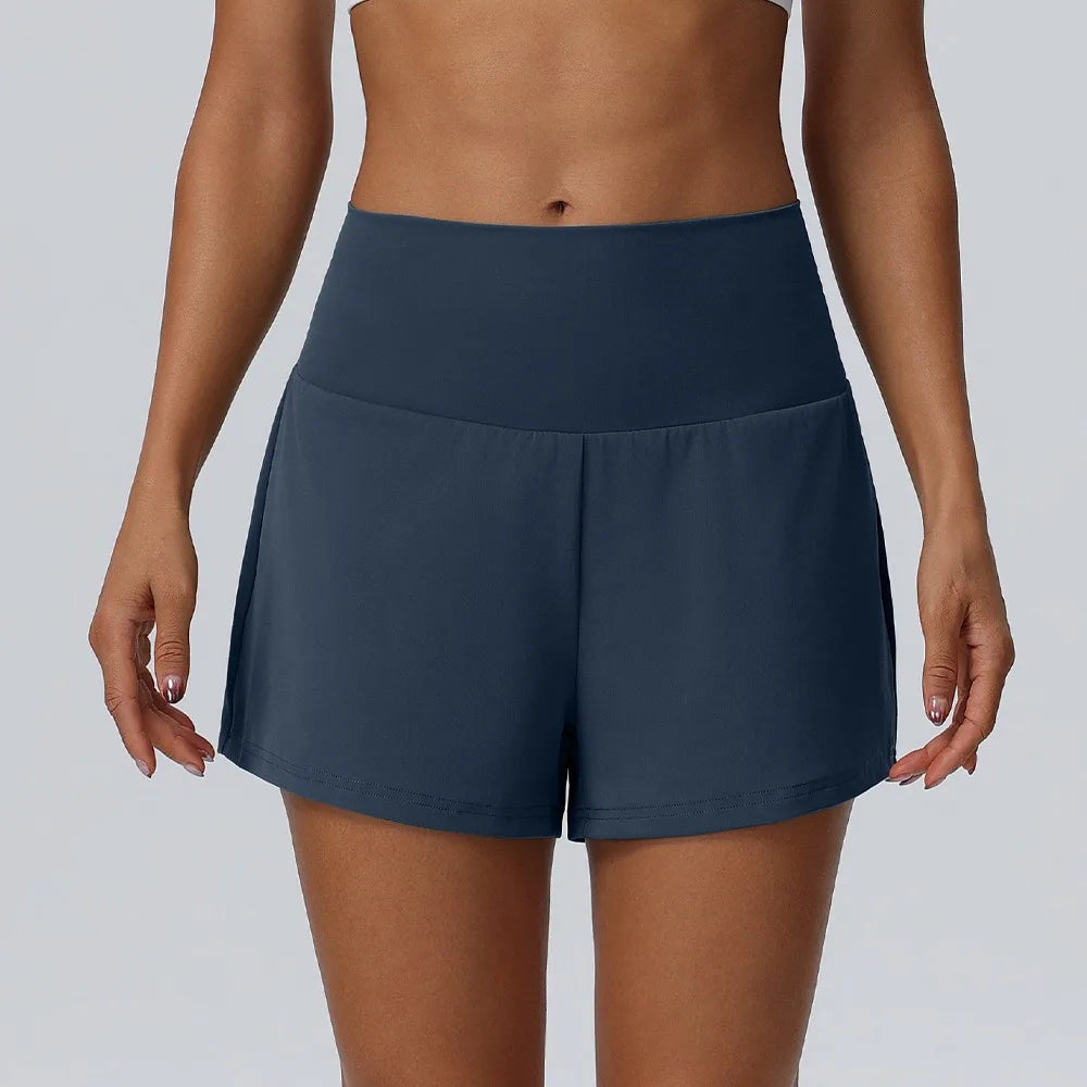 Eine Frau trägt dunkelblaue schnelltrocknende Sportshorts.