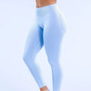 Leggings de yoga de cintura alta sin costuras de color azul claro usadas por una persona.