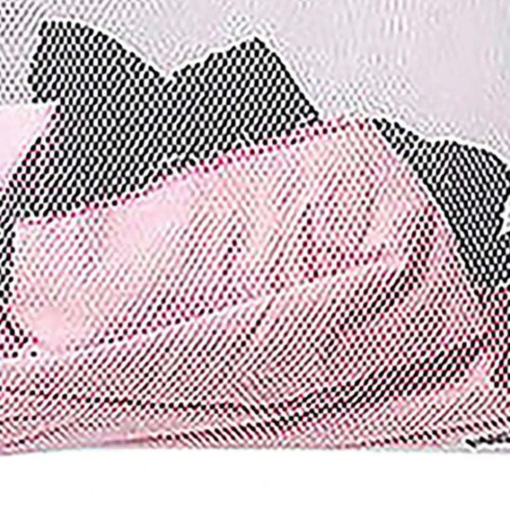 Bolsas organizadoras de lavandería de malla rosa y negra en vista de cerca