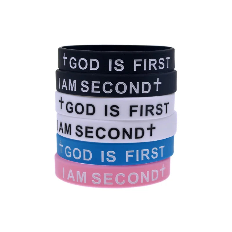 Set aus fünf Silikon-Armbändern mit dem Bibelvers: Gott ist zuerst, ich bin zweit, in verschiedenen Farben.