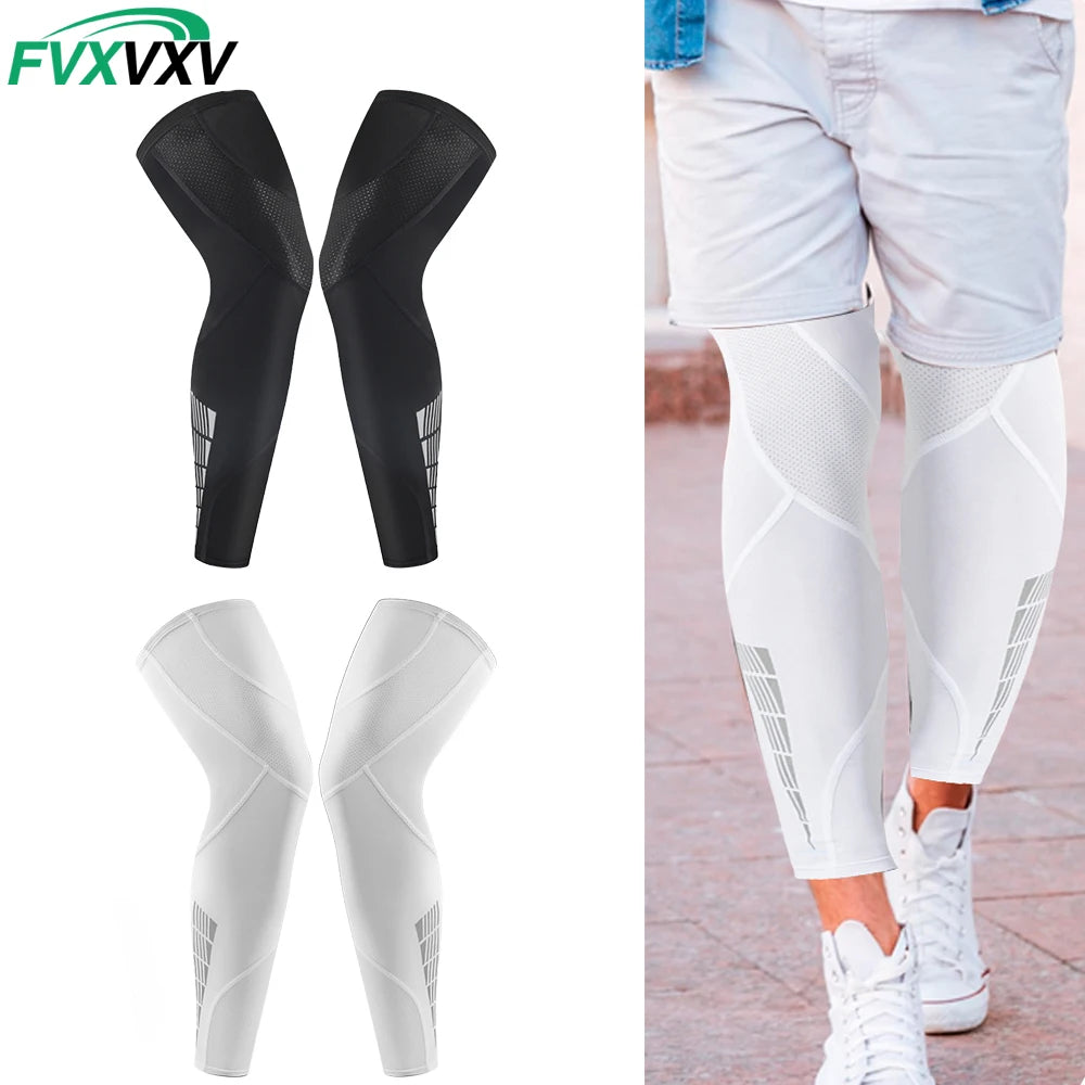 Schwarze und weiße Sport-Kompressionsbeinschuhe für Activewear, gezeigt an den Beinen einer Person.