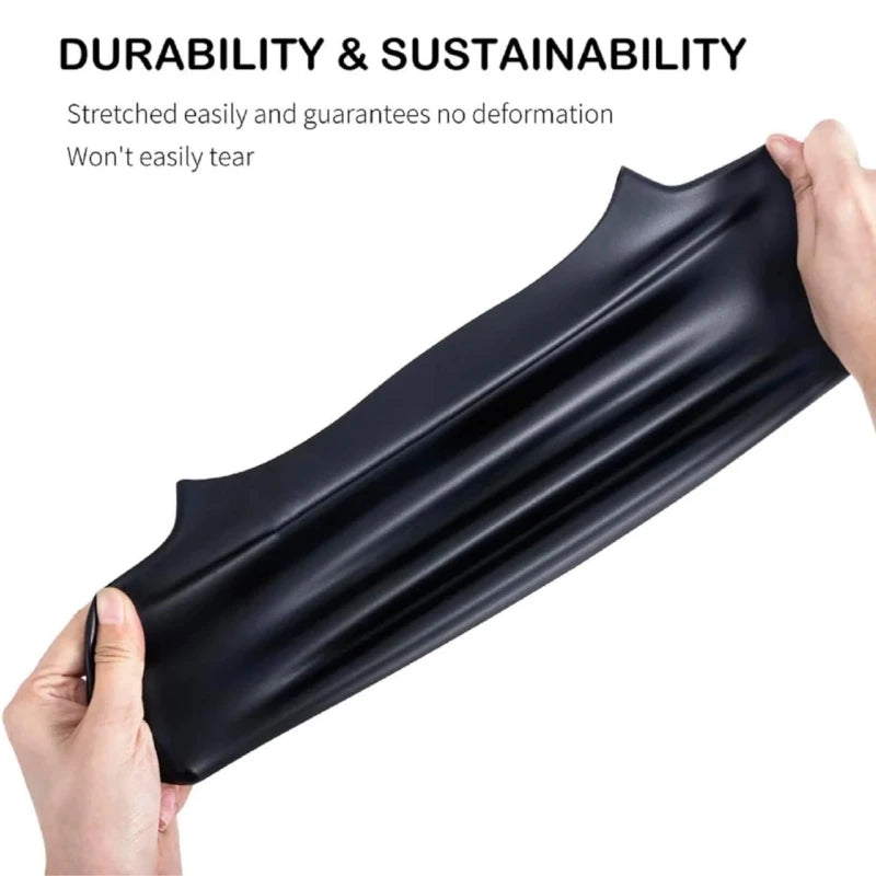 Una mano estira una gorra de silicona negra para el cabello para demostrar su durabilidad y elasticidad.