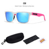 Ein Paar weiß-rosa polarisierte Sonnenbrille mit blauen Linsen neben einem schwarzen Polarisationsprüfstreifen.